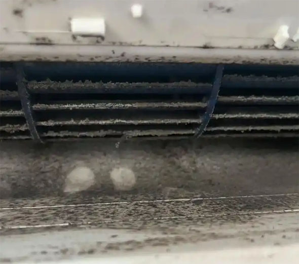 江陵空调吹的风有股烧焦味是怎么回事